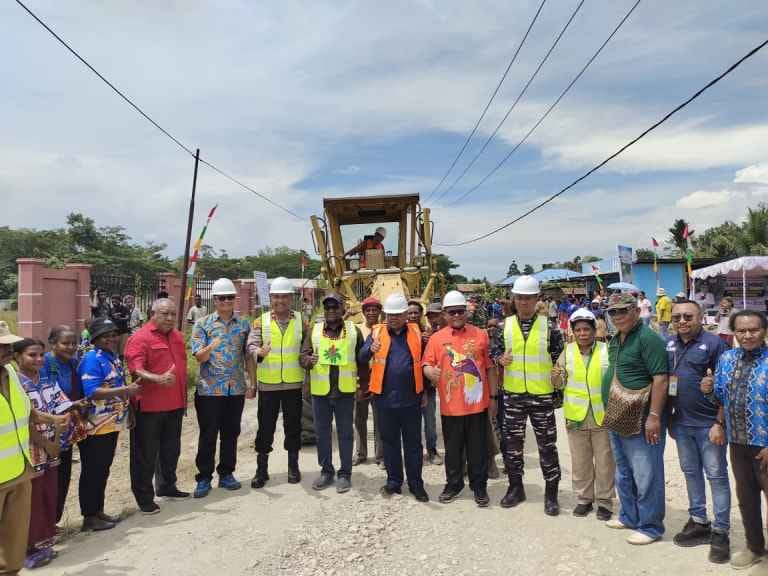 Penuhi Janji dan Jawab Keluhan Warga, Bupati Hermus Luncurkan Pengaspalan Jalan Kampung Warmomi