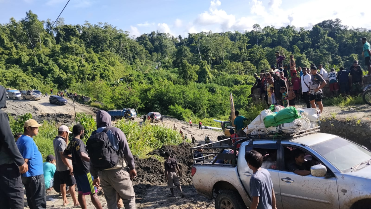Rusak Parah, Warga Papua Minta Pemerintah Perbaiki Jalan Trans Jayapura-Wamena