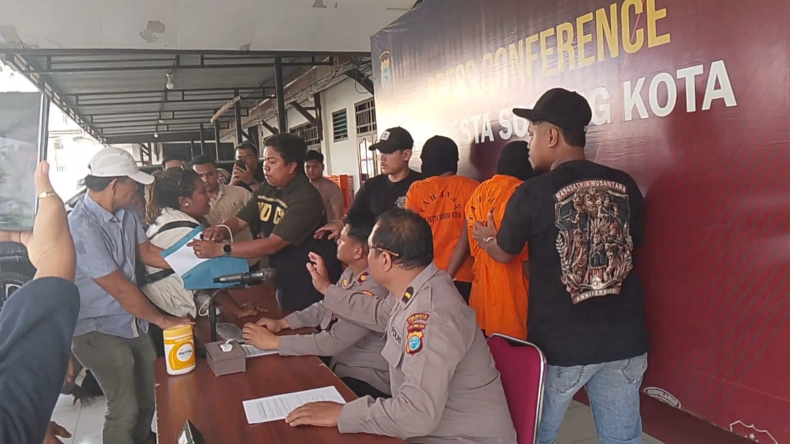 Rilis Kasus Pembunuhan di Mapolresta Sorong Kota, Keluarga Korban Serang Pelaku