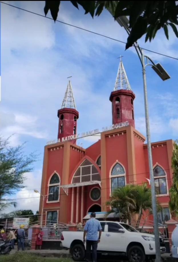 Misa Jumat Agung di Manokwari , Pater Philipus Sedik  Ajak Umat Katolik Tetap Setia Memikul Salib