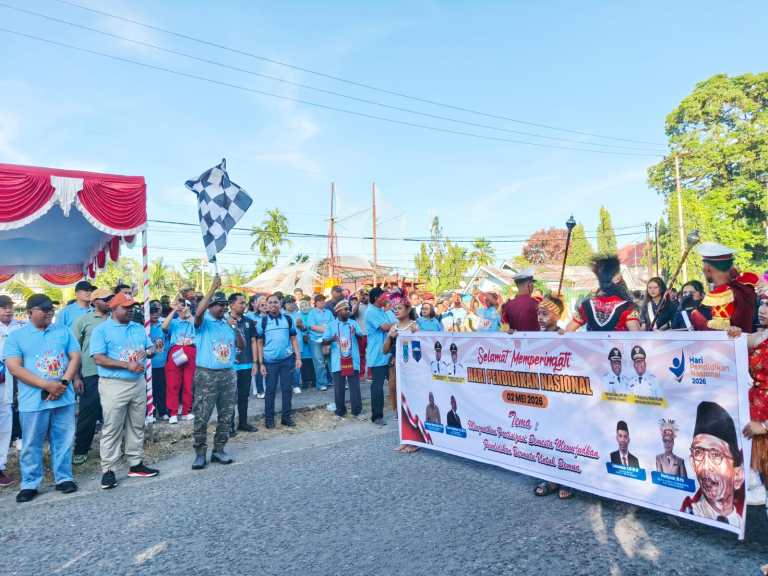 Gubernur Dominggus Mandacan Lepas Peserta Pawai Hardiknas