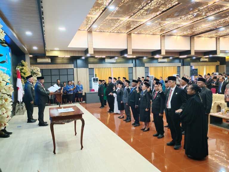 Perkuat Tata Kelola dan Pelayanan Publik, Bupati Hermus Indou Lantik 16 Kepala OPD Definitif dan 8 Pejabat Pelaksana Tugas