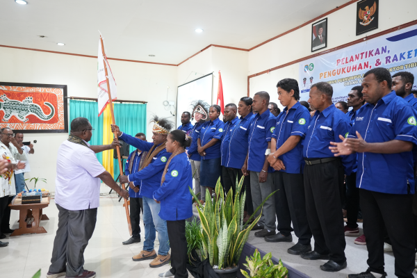 Lantik Pengurus Kontraktor Tibilibi, Gubernur Elisa Tantang Pengusaha OAP Main di Nonkonstruksi