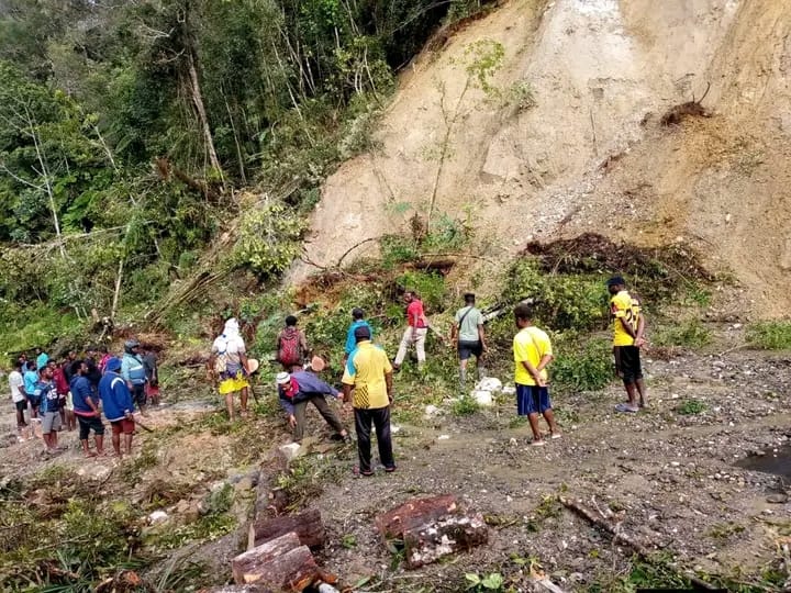 Pemkab Manokwari Salurkan Bantuan  kepada Warga Terdampak Banjir dan Longsor