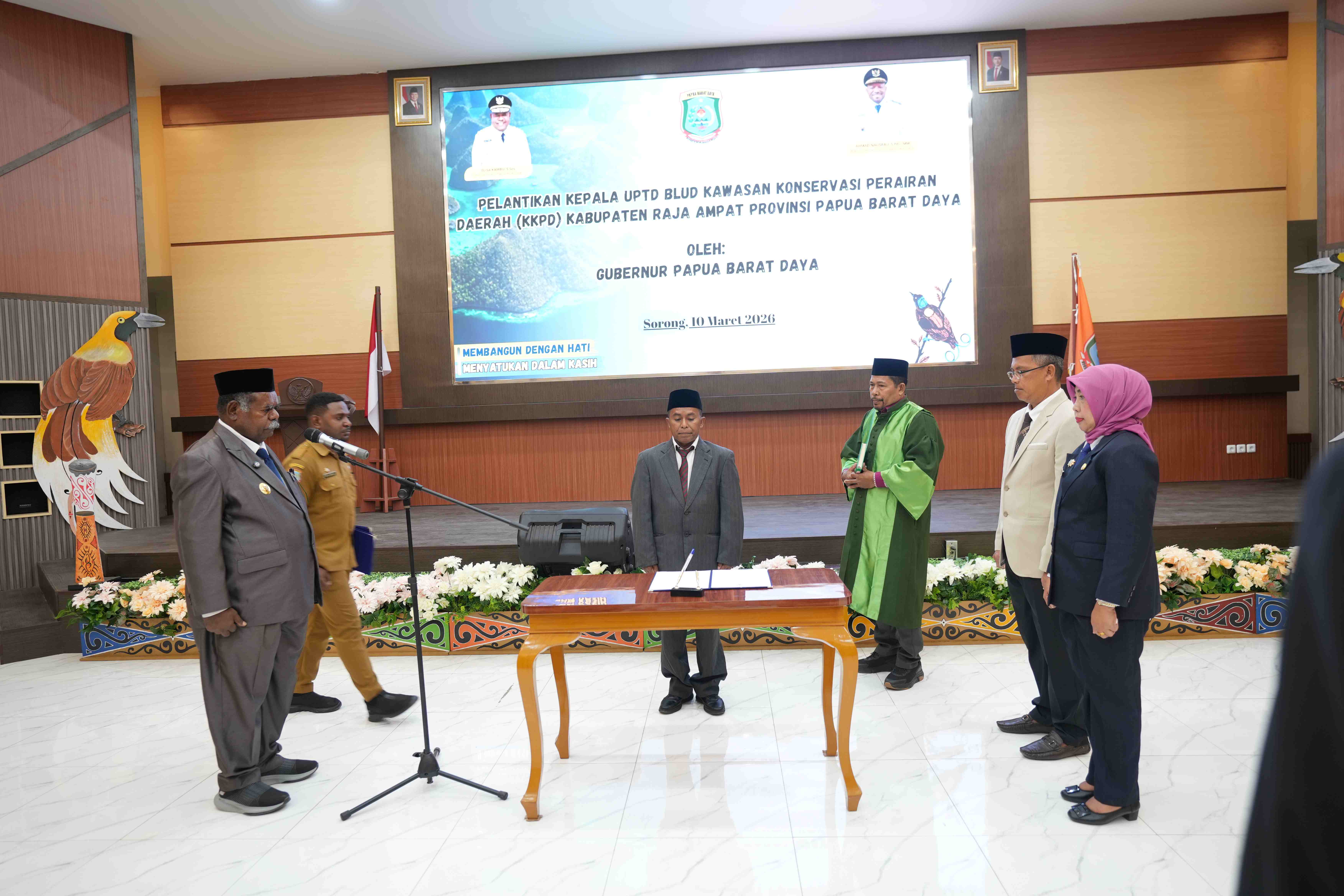 Gubernur Elisa Kambu Lantik Kepala UPTD BLUD Kawasan Konservasi Perairan Daerah Raja Ampat